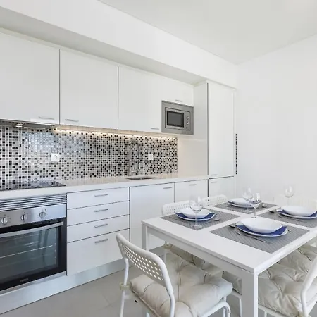 Correeira Luxury Residence T2 A - Albufeira, Pools, Wifi, Bbq, Beach Apartment *